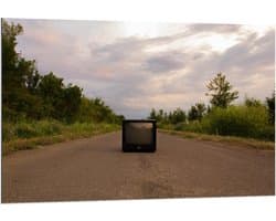 Dibond - Oude Televisie op de Weg  - 120x80cm Foto op Aluminium (Wanddecoratie van metaal)