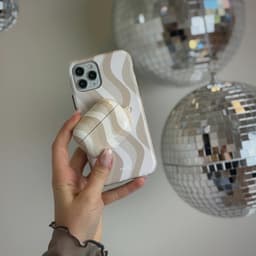 xoxo Wildhearts hoesje geschikt voor Airpods Pro 1 / Pro 2 - Minimal Nude - Ook als telefoonhoesje verkrijgbaar - schokbestendige case geschikt voor Airpod Pro (2) - koptelefoon case - Beschermhoes met golvende print - golven - wit / beige — thumbnail 3