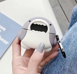 Beschermende grappige schattige haai hoes compatibel met Apple Airpods Pro - reinigingsset en sleutelhanger - 3-in-1 - 2e/1e generatie — thumbnail 3