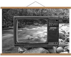 Schoolplaat – Televisie op Stenen bij Rivier - 90x60cm Foto op Textielposter (Wanddecoratie op Schoolplaat)