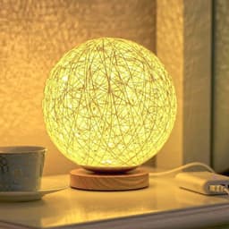Rieten Bal Nachtlamp Slaapkamer - Warm Geel Licht - Verstelbaar Helderheid - USB Oplaadbaar - Houten Stand - OmgevingslampLE17 — thumbnail 5
