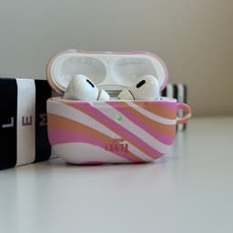 xoxo Wildhearts hoesje geschikt voor AirPods Pro 2 - Chasing Sunsets - Matte - Ook als telefoonhoesje verkrijgbaar - schokbestendige case - koptelefoon hoesje - Mat - Beschermhoes met golvende print - golven - Beige - Oranje - Roze — thumbnail 2