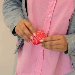xoxo Wildhearts hoesje geschikt voor AirPods Pro 2 - Berry Much - Matte - Ook als telefoonhoesje verkrijgbaar - schokbestendige case - koptelefoon hoesje - Mat - Beschermhoes met golvende print - golven - Rood - Roze — thumbnail 5