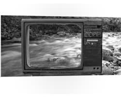 PVC Schuimplaat - Oude Vintage Televisie met Doorkijk op Rivier (Zwart-wit) - 100x50 cm Foto op PVC Schuimplaat (Met Ophangsysteem)