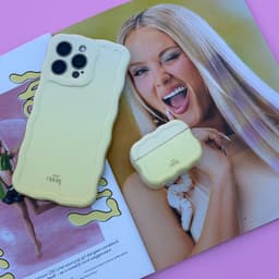 xoxo Wildhearts hoesje geschikt voor AirPods 4 - Buttercup - Ook als telefoonhoesje verkrijgbaar - Schokbestendige wavy case - Koptelefoonhoesje - Beschermhoes met golvend design - Geel — thumbnail 2