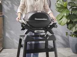 Gasbarbecue met Onderstel en Zijtafels – 105 x 45,5 x 99 cm – Compacte Buiten BBQ op Gas met Gietijzeren Grillrooster – Draagbare Balkon & Camping Barbecue Zwart – HomebyNicole — thumbnail 2