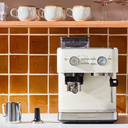 KitchenAid Halfautomatische Espressomachine - Ingebouwde koffiemolen, kantelbaar stoompijpje, 15 bar pomp en drukmeter - Porcelain White — thumbnail 3