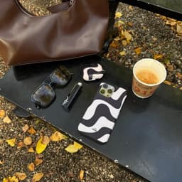 xoxo Wildhearts hoesje geschikt voor Airpods 1/2 - Ride With Me - Ook als telefoonhoesje verkrijgbaar - schokbestendige case geschikt voor Airpod 1 en 2 - koptelefoon case - Beschermhoes met golvende print - golven - zwart / beige — thumbnail 3