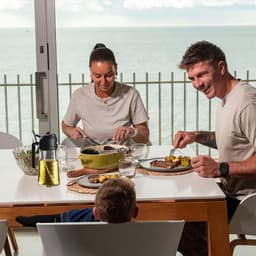 Oliefles - Inclusief Kook Ebook - Olijfolie Fles Verstuiver voor Keuken - Glazen olijfoliespuitfles - Glazen spuitfles - Multifunctioneel voor koken - 470ml - Zwart - Geschikt voor keukengadgets en airfryer-accessoires — thumbnail 4