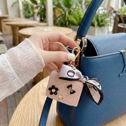 Roze hoesje voor oordopjes dames met strik en decoratieve details geschikt voor AirPods Pro 2 kunstleer hardcase met ring en lint — thumbnail 4