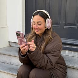 xoxo Wildhearts hoesje geschikt voor AirPods Max (2) - Ride With Me Brown - Ook als telefoonhoesje verkrijgbaar - schokbestendige case - koptelefoonhoes - Beschermhoes met met golvende print - golven - beige / bruin — thumbnail 2