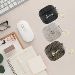 Guess Hoesje geschikt voor AirPods 4 | Premium Eco-leder en Duurzaam PC | met Charm | Robuust | Zwart — thumbnail 3