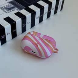 xoxo Wildhearts hoesje geschikt voor AirPods Pro 2 - Chasing Sunsets - Matte - Ook als telefoonhoesje verkrijgbaar - schokbestendige case - koptelefoon hoesje - Mat - Beschermhoes met golvende print - golven - Beige - Oranje - Roze — thumbnail 3