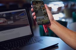 Draagbare SSD - Externe Opslag - Bestanden Overzetten - Dubbele USB-A/C Connector - 2TB - Rood/Zwart — thumbnail 3