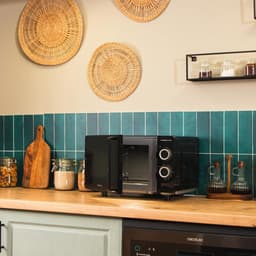 Magnetron met Grill - Compacte Oven - Snelle Maaltijden - Keramische Binnenkant Flatbed - 20 Liter Capaciteit - Zwart — thumbnail 4