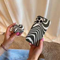 xoxo Wildhearts hoesje geschikt voor Airpods 1/2 - Boogie Wonderland Green - Ook als telefoonhoesje verkrijgbaar - schokbestendige case geschikt voor Airpod 1 en 2 - koptelefoon case - Beschermhoes met golvende print - golven - groen / beige — thumbnail 2