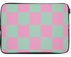 Laptophoes 13 inch - Schaakbord patroon - Groen - Roze - Blokjes - Laptop sleeve - Binnenmaat 32x22,5 cm - Zwarte achterkant