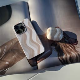 xoxo Wildhearts hoesje geschikt voor Airpods Pro 1 / Pro 2 - Minimal Nude - Ook als telefoonhoesje verkrijgbaar - schokbestendige case geschikt voor Airpod Pro (2) - koptelefoon case - Beschermhoes met golvende print - golven - wit / beige — thumbnail 2