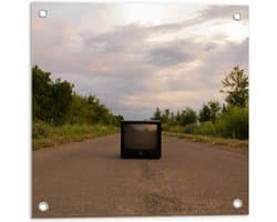 Tuinposter – Oude Televisie op de Weg  - 50x50cm Foto op Tuinposter  (wanddecoratie voor buiten en binnen)