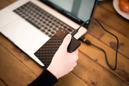 Externe Harde Schijf - Draagbare Opslag - Veilige Dataopslag - Vingerafdruk Beveiliging - 1 TB - Zwart — thumbnail 2