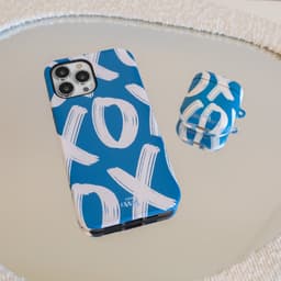 xoxo Wildhearts hoesje geschikt voor Airpods 1/2 - Can't Talk Now Blue - Ook als telefoonhoesje verkrijgbaar - schokbestendige case geschikt voor Airpod 1 en 2 - koptelefoon case - Beschermhoes met tekst opdruk - print - blauw / wit — thumbnail 3