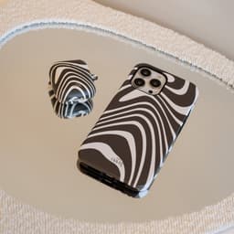 xoxo Wildhearts hoesje geschikt voor Airpods 1/2 - Boogie Wonderland Green - Ook als telefoonhoesje verkrijgbaar - schokbestendige case geschikt voor Airpod 1 en 2 - koptelefoon case - Beschermhoes met golvende print - golven - groen / beige — thumbnail 4