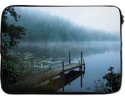 Laptophoes 14 inch - Natuur - Meer - Bos - Mist - Laptop sleeve - Binnenmaat 33x23 cm - Zwarte achterkant