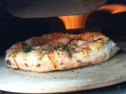 Qubestove 2 in 1 pizza oven op houtpellets, draagbaar voorzien van 12,6" roterende steen — thumbnail 2