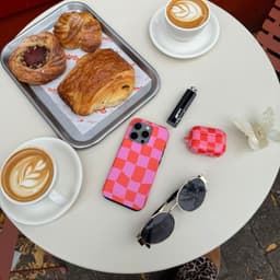 xoxo Wildhearts hoesje geschikt voor Airpods 1/2 - Drunk In Love - Ook als telefoonhoesje verkrijgbaar - schokbestendige case geschikt voor Airpod 1 en 2 - koptelefoon case - Beschermhoes met print - golvende blokjes - roze / rood — thumbnail 3