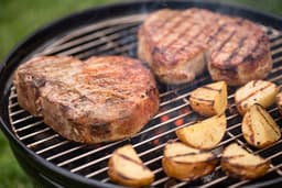 Weber Smokey Joe® Premium - Ø 37 cm Grillrooster - Houtskoolbarbecue - Slate Blue - Tuck-N-Carry Dekselvergrendeling - Gesloten ketel voor asopvang - Ventilatierooster in deksel - Stabiel frame met 3 poten - Draagbeugel — thumbnail 4