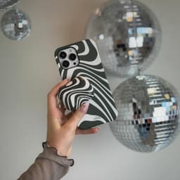xoxo Wildhearts hoesje geschikt voor Airpods Pro 1 / Pro 2 - Boogie Wonderland Green - Ook als telefoonhoesje verkrijgbaar - schokbestendige case geschikt voor Airpod Pro (2) - koptelefoon case - Beschermhoes met golvende print - golven - groen/beige — thumbnail 3