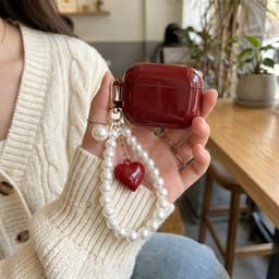 Wijnrood glanzend hoesje voor oordopjes dames met parel polsband en hart hanger geschikt voor AirPods 4 hardcase met goudkleurige clip — thumbnail 5