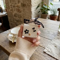 Wit hoesje voor oordopjes dames met strik en decoratieve details geschikt voor AirPods Pro 2 kunstleer hardcase met ring en lint — thumbnail 4