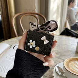 Zwart hoesje voor oordopjes dames met strik en decoratieve details geschikt voor AirPods 4 kunstleer hardcase met ring en lint — thumbnail 2