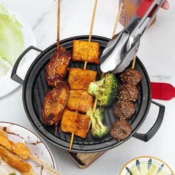 Japanse BBQ Grill - Traditionele Hibachi Grill in Gietijzer - Kleine Draagbare Barbecue voor Binnenshuis en Buiten - Met Onderstel - Snel Verhit en Eenvoudig Schoon te Maken (Zwart) — thumbnail 5