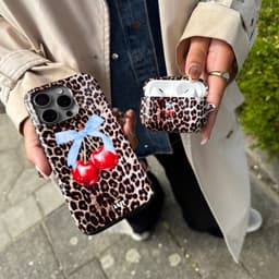 xoxo Wildhearts hoesje geschikt voor AirPods Pro 3 - Berry Wild - Ook als telefoonhoesje verkrijgbaar - schokbestendige case - koptelefoonhoes - Beschermhoes met met tijgerprint / luipaardprint - kers print - dierenprint hoesje - kersen panterprint — thumbnail 2