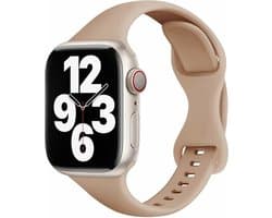 By Qubix - Geschikt voor Apple Watch bandje - Siliconen sportbandje Slim Fit - Cappuccino - Geschikt voor Apple Watch 44mm / 45mm / 46mm / 49mm (Ultra 1,2 en 3) - Smartwatch bandje - siliconen sport bandje - smartwatchbandje