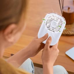 Draagbare Nekventilator - Oplaadbare Mini Fan - Reizen en Buiten - Stille Luchtstroom Modi - 4x9.5x4 cm - Wit — thumbnail 5