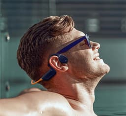 Creative Outlier Free Pro+ Bone-conduction-IPX8-sport hoofdtelefoon met Bluetooth 5.3, verstelbare conducties, geintegreerde 8 GB MP3-speler, tot 10 uur batterijduur, geintegreerde microfoon,waterdicht (blauw en oranje) — thumbnail 4