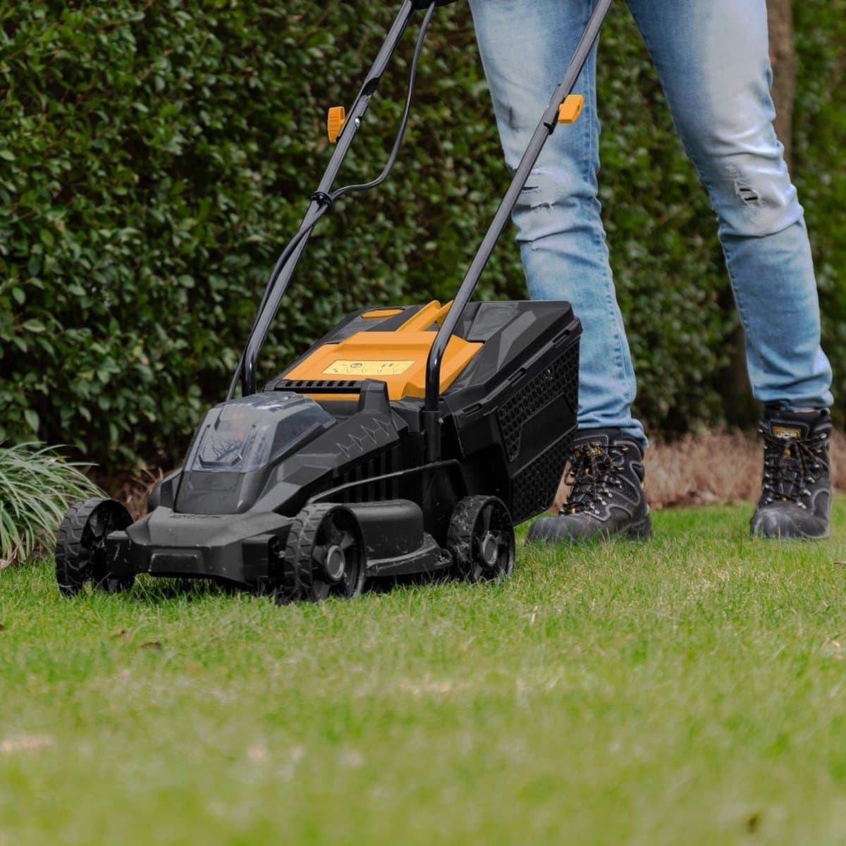 Batavia Accu 18V Grasmaaier 32cm - Excl. Accu en Oplader - Incl. gepatenteerde maai-assistent - Maaihoogte verschilt van 30 tot 60mm - Opvouwbaar - Maaibreedte 32cm - Maxxpack — afbeelding 1