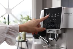 De’Longhi Magnifica Start - volautomatische espressomachine met LatteCrema Hot Technology melkopschuimer - Zilver/Zwart - ECAM220.80.SB — thumbnail 3