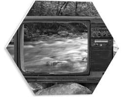 PVC Schuimplaat Hexagon - Oude Vintage Televisie met Doorkijk op Rivier (Zwart-wit) - 30x26.1 cm Foto op Hexagon (Met Ophangsysteem)