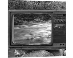 Acrylglas - Oude Vintage Televisie met Doorkijk op Rivier (Zwart-wit) - 80x80 cm Foto op Acrylglas (Wanddecoratie op Acrylaat)