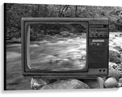 Canvas - Oude Vintage Televisie met Doorkijk op Rivier (Zwart-wit) - 100x75 cm Foto op Canvas Schilderij (Wanddecoratie op Canvas)