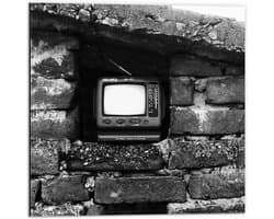 Dibond - Ouderwetse Televisie in de Muur (Zwart-wit) - 50x50 cm Foto op Aluminium (Wanddecoratie van metaal)