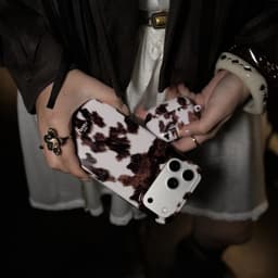 xoxo Wildhearts hoesje geschikt voor AirPods Pro 3 - Midnight Rodeo - Ook als telefoonhoesje verkrijgbaar - schokbestendige case - koptelefoonhoes - Hoesje met dierenprint - Stier - Bruin / Beige — thumbnail 2