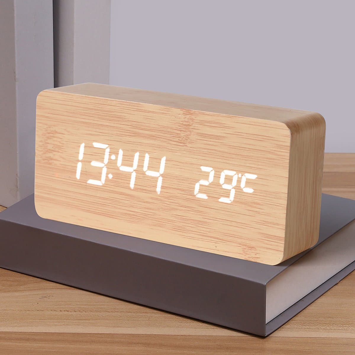 Digitale houten wekker met duidelijke led-cijfers en temperatuurweergave. — afbeelding 1
