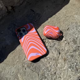 xoxo Wildhearts hoesje geschikt voor Airpods 1/2 - Boogie Wonderland Orange - Ook als telefoonhoesje verkrijgbaar - schokbestendige case geschikt voor Airpod 1 en 2 - koptelefoon case - Beschermhoes met golvende print - golven - oranje / roze — thumbnail 2