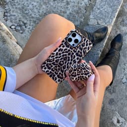 xoxo Wildhearts hoesje geschikt voor AirPods 3 - Wild Thing - Ook als telefoonhoesje verkrijgbaar - schokbestendige case - koptelefoonhoesje - Matte afwerking - Tijgerprint / luipaardprint - dierenprint hoesje - panterprint — thumbnail 2