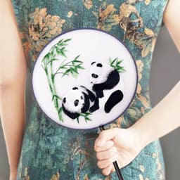 Handventilator Chinese Stijl - Panda Ventilator - Koelte Bieden - Dubbelzijdig Borduurwerk - 35.5 cm Lengte - Kleurrijk — thumbnail 2